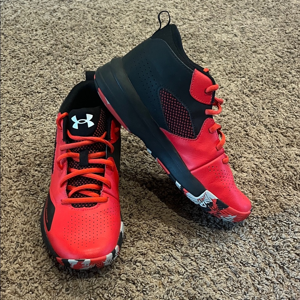 *NEW* under Armour basketball shoes 
*no box*